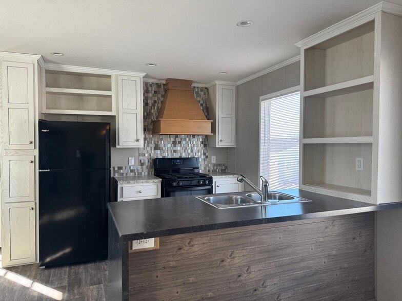 Building Photo - 4484 Goldenrod Dr