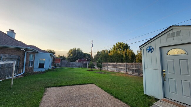 Building Photo - 4/2 in MIDWAY ISD