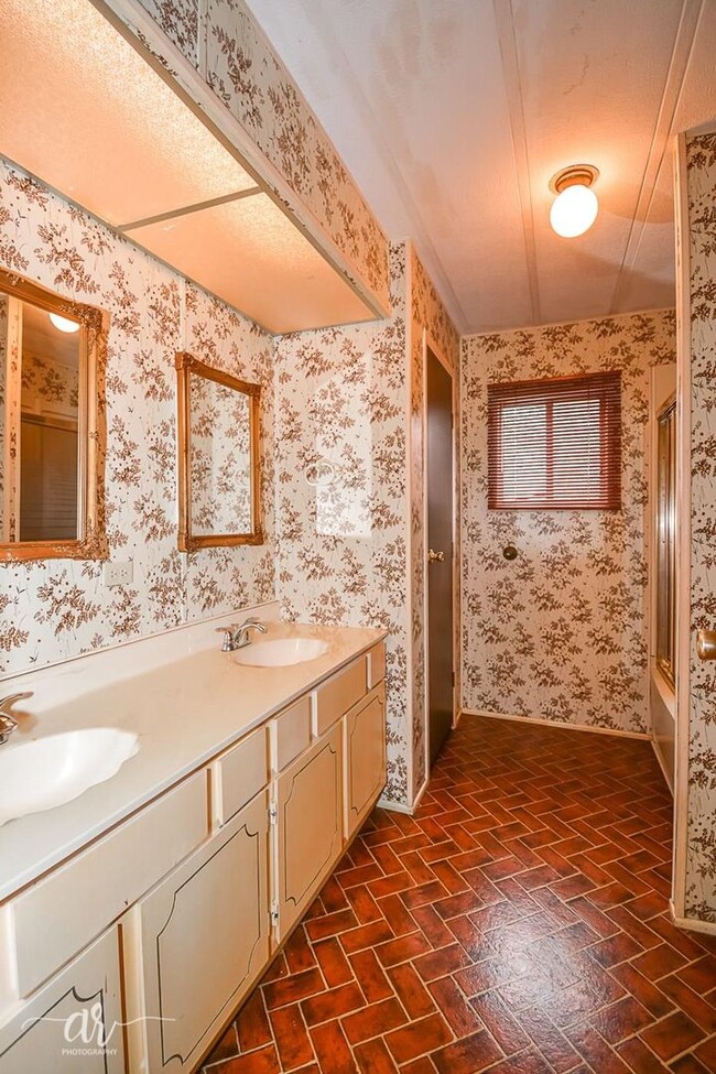 Building Photo - 302 Western Hills Dr