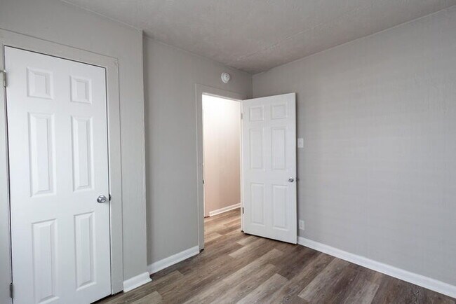Building Photo - EAST SIDE 2 BEDROOM AVAILABLE NOW!