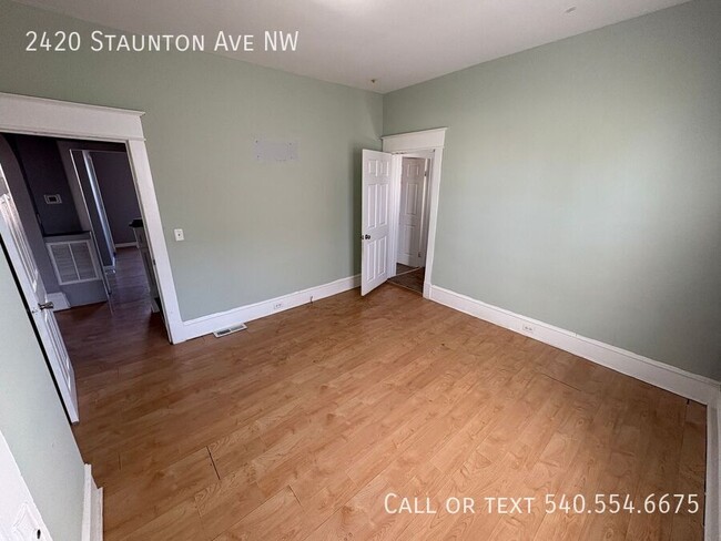 Building Photo - 4 Bed 2 Bath House off Orange Ave! (EXCUSE...