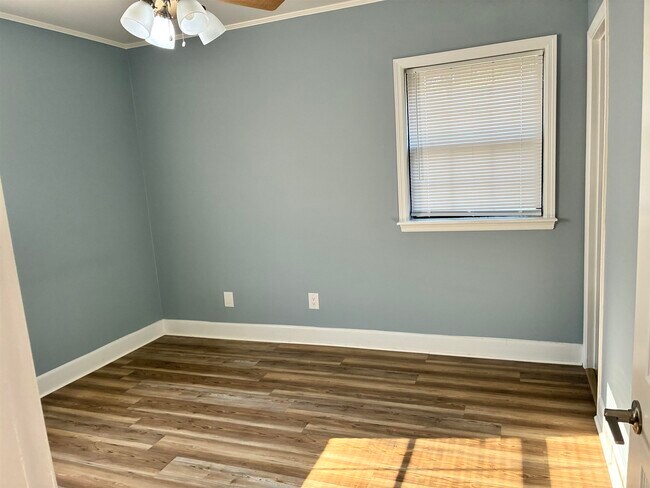 Building Photo - 1852 Hopkins Dr