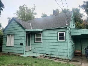 Building Photo - Charming Cottage in Woodburn with Large Yard!