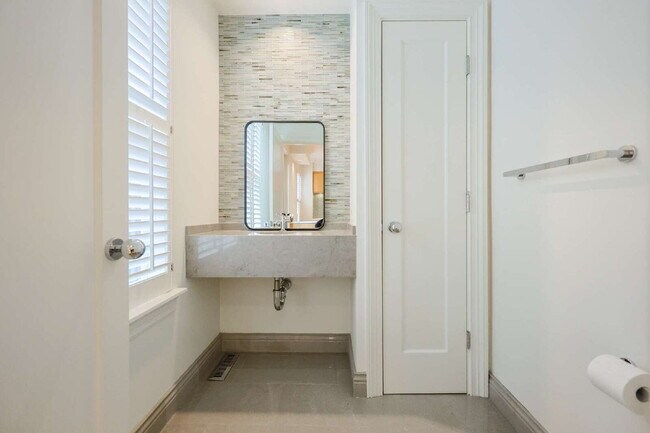 Building Photo - Updated 2-Bedroom Duplex Close to It All -...