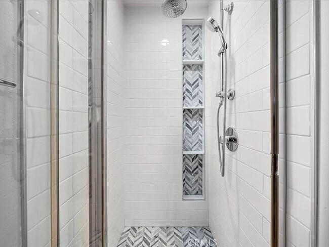 Building Photo - 1 Bedroom Condo within gated complex in Playa del Rey