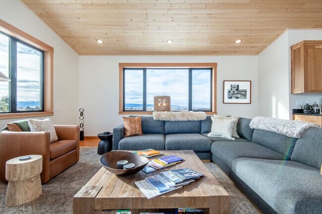 Building Photo - 3402 Alta Vista Dr