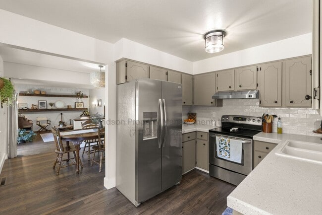 Building Photo - Stunning 3 Bedroom House Located in Easter...