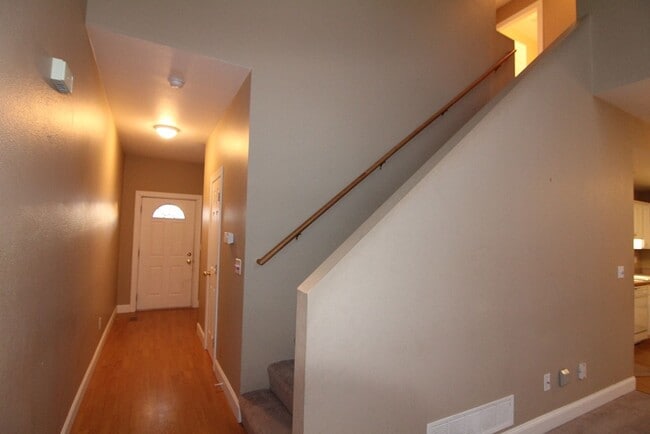 Building Photo - Beautifully Renovated Large 4 bedroom Dupl...