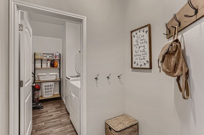 Building Photo - Charming 4BR/2BA One-Level Home with Moder...