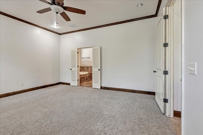 Building Photo - Gorgeous Executive Home - Open Plan - Stor...