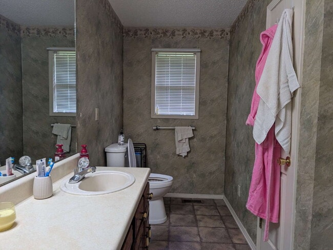 Building Photo - "Charming 3-Bedroom Retreat with 2 Full Baths in Tranquil Martin, TN"