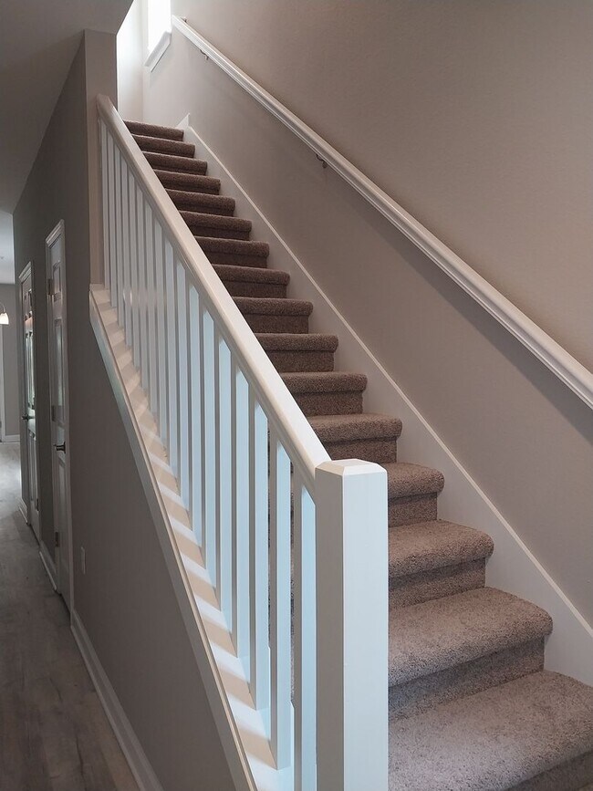 Building Photo - Gorgeous 3 Bedroom 2.5 Bath Townhome