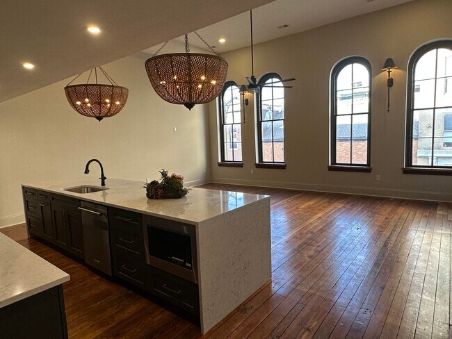 Building Photo - 307 W Main St