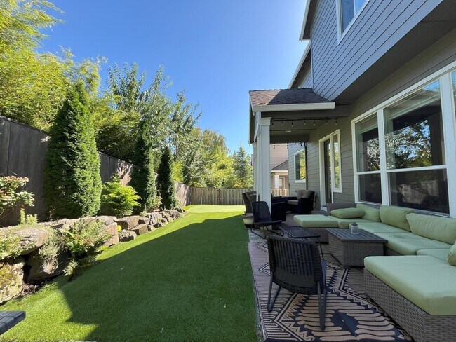 Building Photo - Expansive 4-Bedroom Home with Office, Ente...
