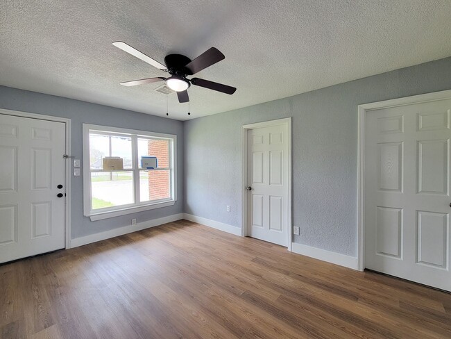 Building Photo - This beautifully updated 4-bedroom home is just under two miles from Highway 288 and Loop 610, ma...
