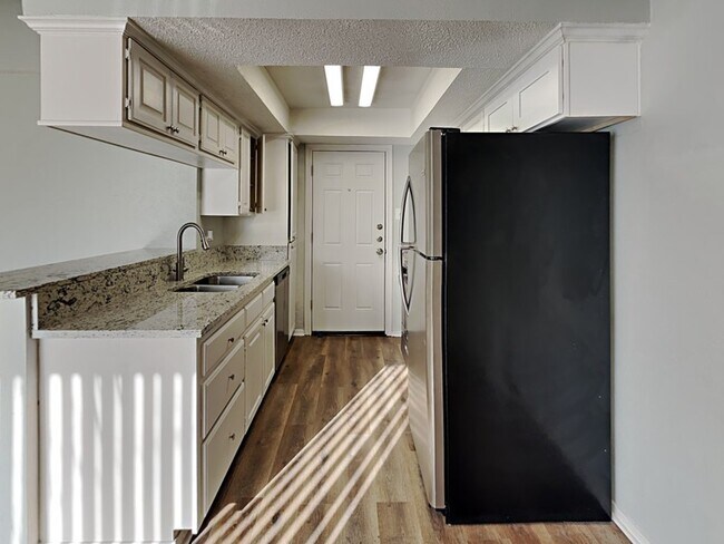 Building Photo - 2312 Suffolk Ln