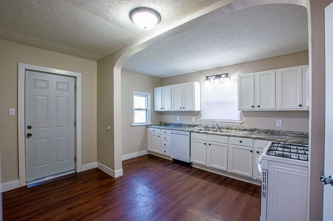 Building Photo - Spacious and CLEAN 2 Bedroom / 1 Bath Home...