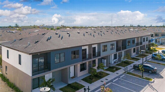 Building Photo - 417 NW 13 Ct