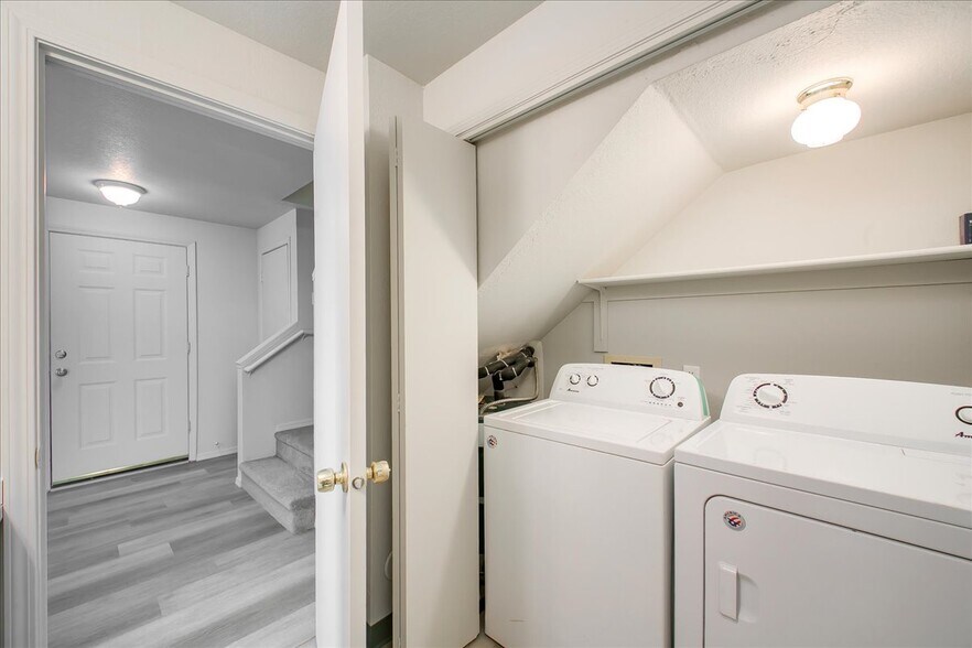 Building Photo - 2376 W Panama St