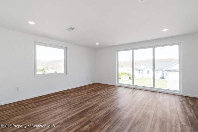 Building Photo - 203 Red Oak Dr