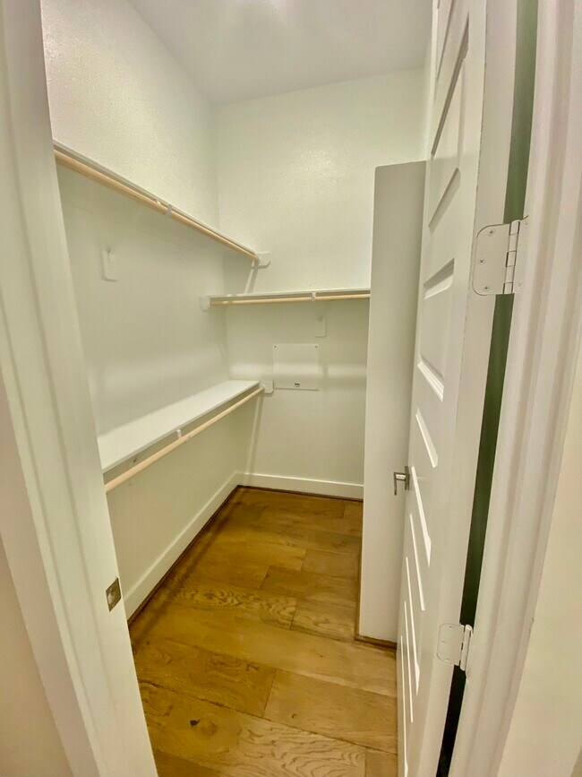 Building Photo - 303 Queen Sude Ln