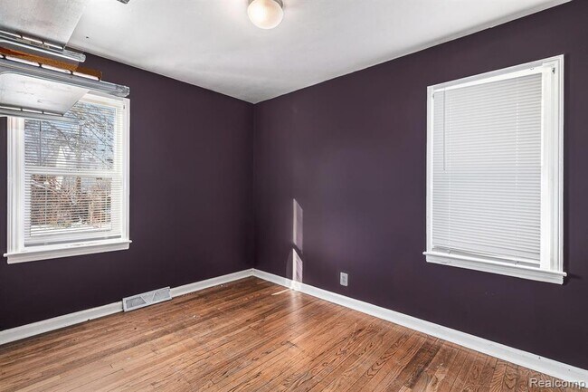 Building Photo - 2045 Central St