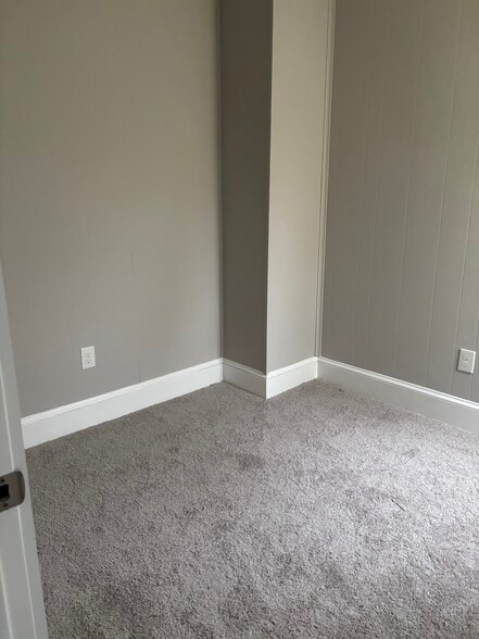 MIDDLE BEDROOM - 614 Hunter St