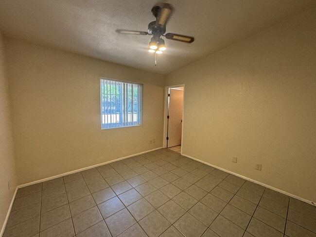 Building Photo - 1205 E Cottonwood Dr