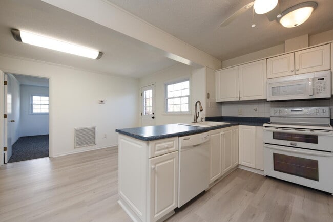 Building Photo - Students Welcome