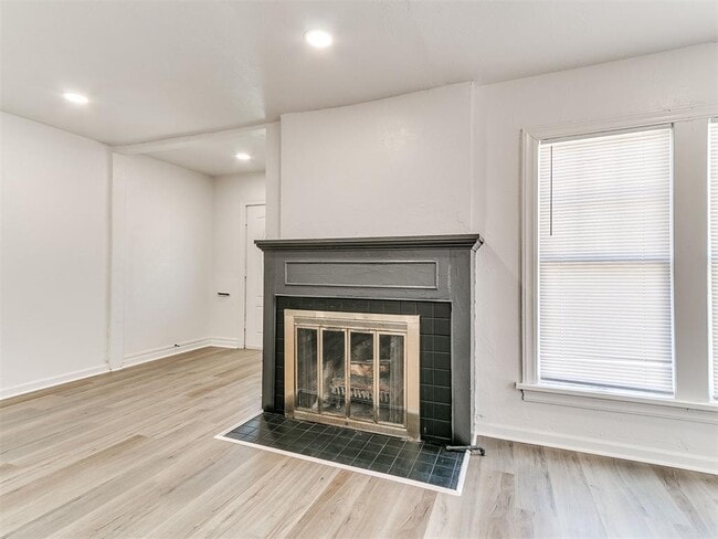 Building Photo - 2204 N Hood St