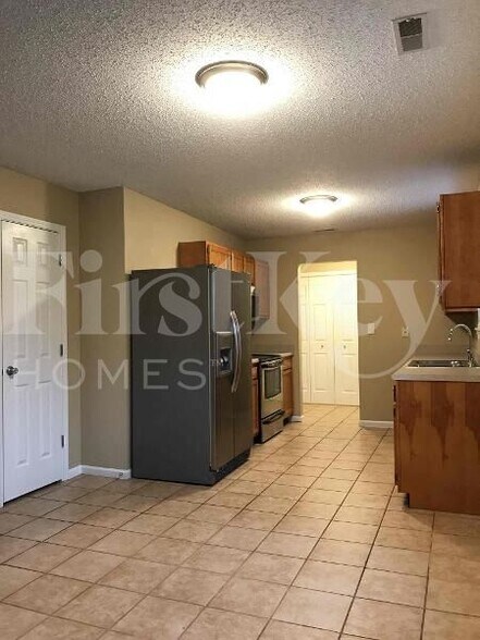 Building Photo - 9775 Thomas Ln