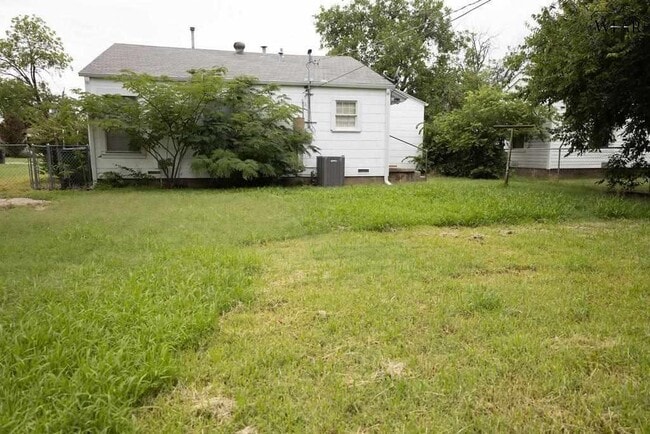 Building Photo - 3303 Sherwood Ln
