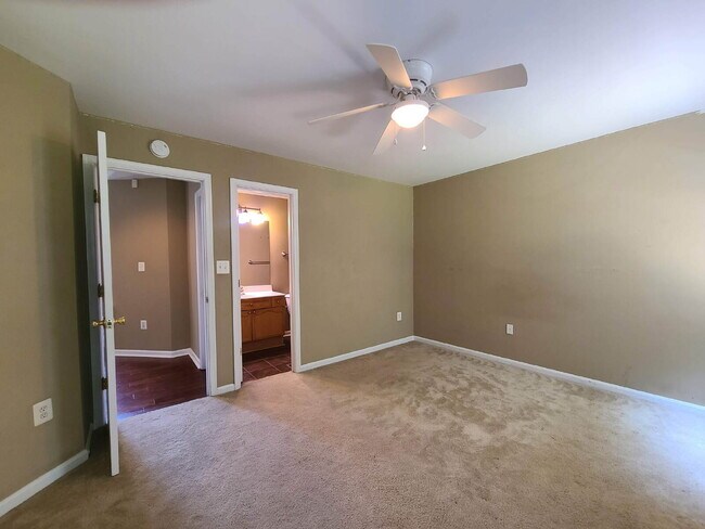 Building Photo - 5 BR, 4 BA Colonial in Lee's Hill