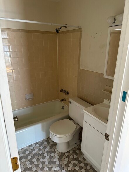 Building Photo - 121 New Britain Ave