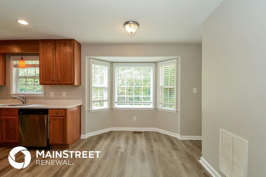 Building Photo - 304 Kingsbrook Cir