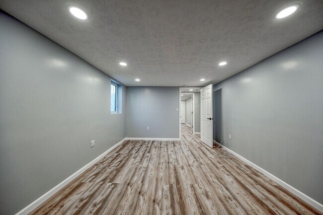 Building Photo - Grand Ave Duplex