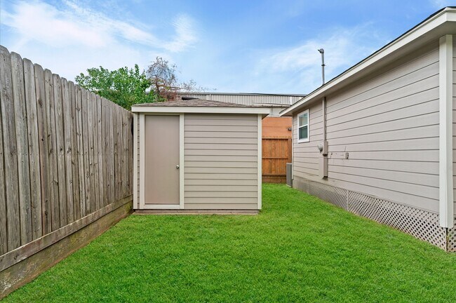 Building Photo - 2024 Jean St