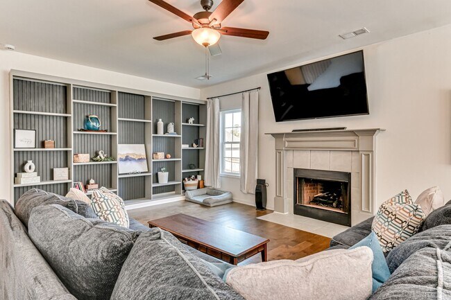 Building Photo - Two Story home in Quaker Knoll! Ready now !