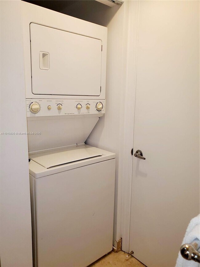 Building Photo - 1750 N Bayshore Dr