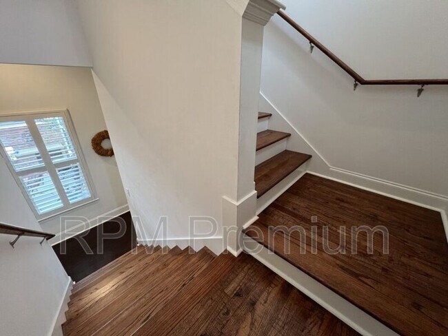 Building Photo - 1142 Memorial Sq