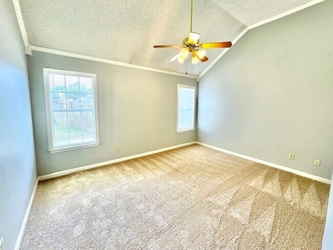 Building Photo - Renovated Homme! Southeast Memphis- Now Le...