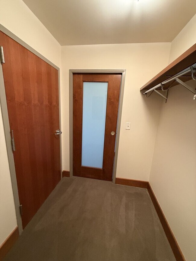 Building Photo - Luxury Apartment