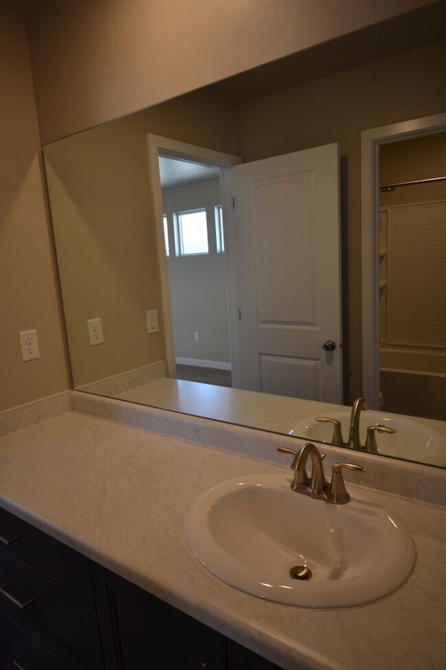 Building Photo - Gorgeous 4 Bed 3 Bath Townhouse in Riverton!