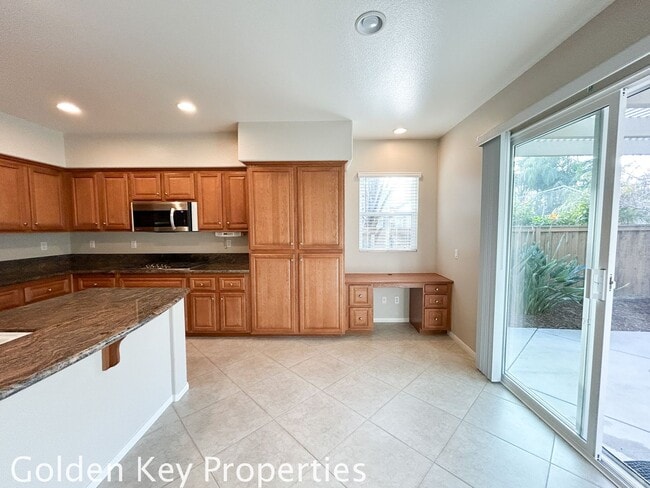 Building Photo - Beautiful Executive home located in the Ra...