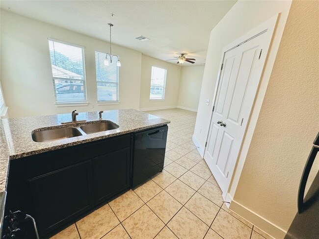 Building Photo - 2216 Creekside Ln