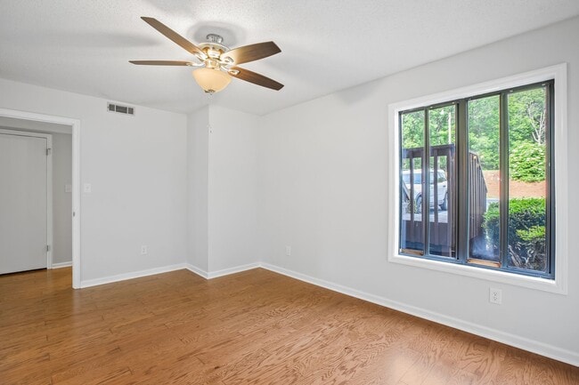 Building Photo - Great 2 Bedroom Available End Of July