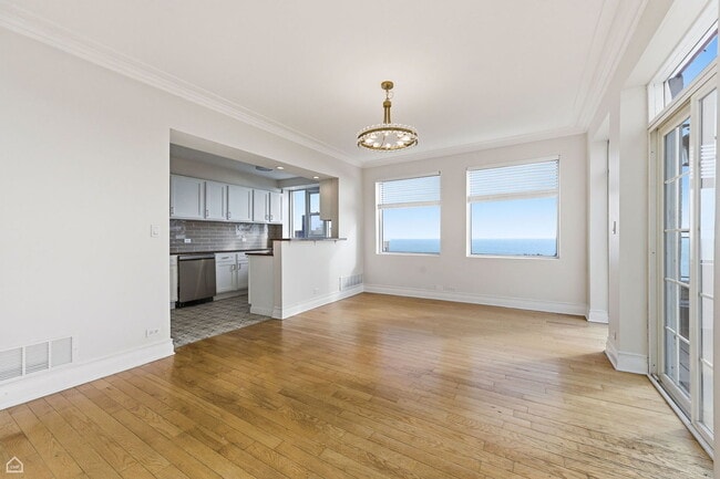 Building Photo - 7301 N Sheridan Rd