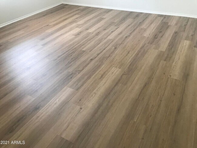 Building Photo - 4 Bed 2 Bath