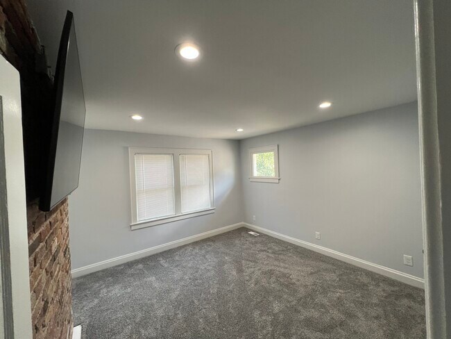Building Photo - 931 Thomas Rd