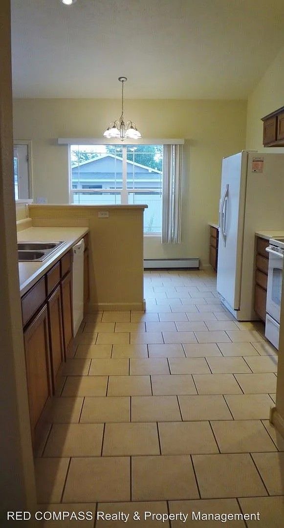 Building Photo - Bright & Modern 2-Bedroom Townhome with Op...